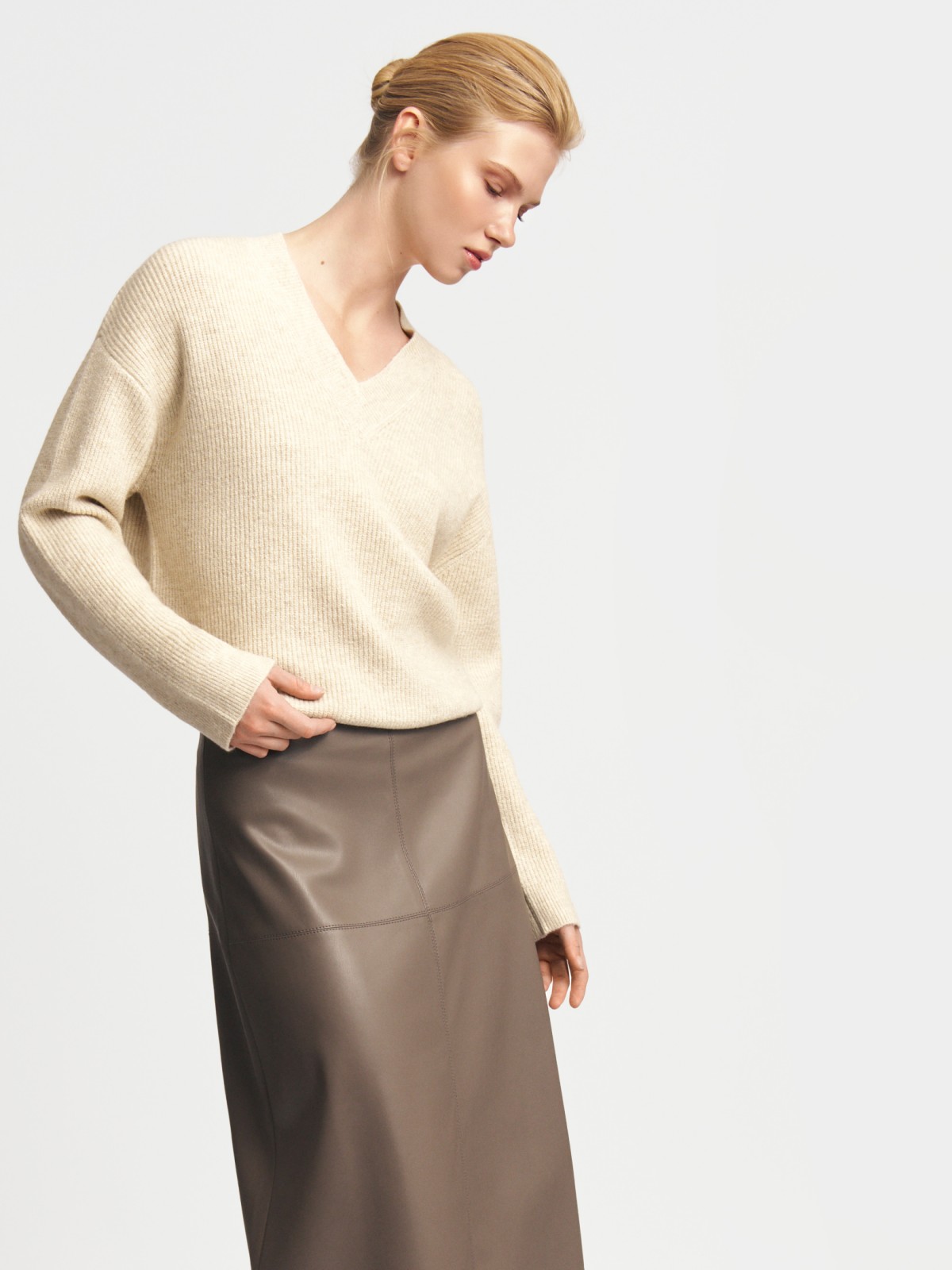 Вязаный пуловер с вырезом