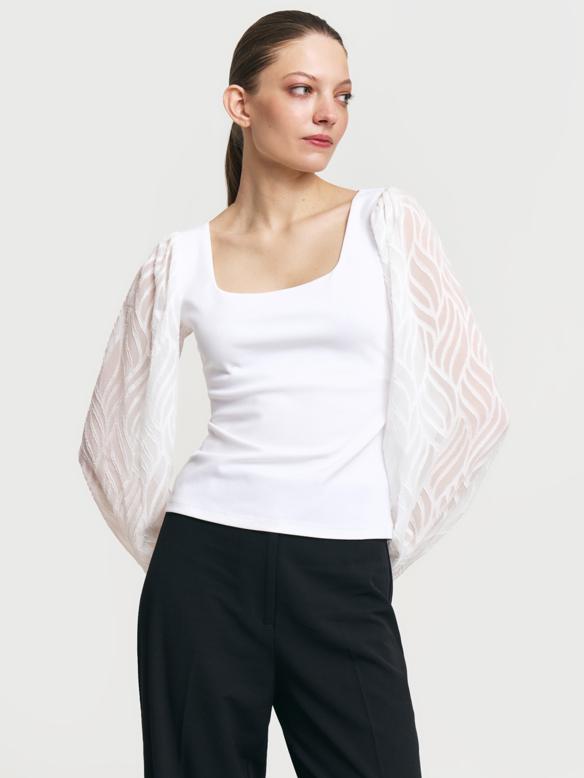 Трикотажный топ-блузка с акцентными рукавами