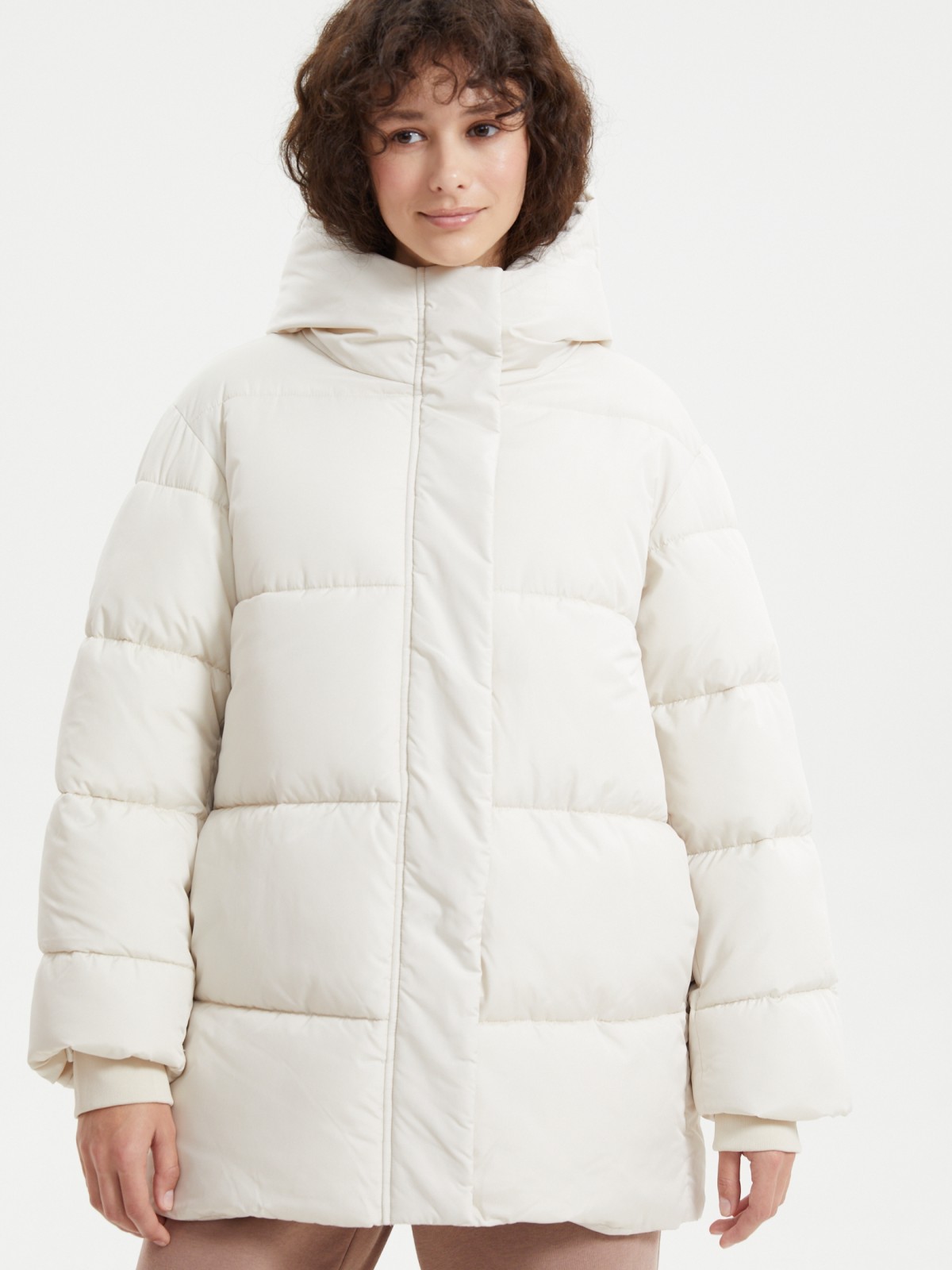 Короткая стёганая куртка с капюшоном