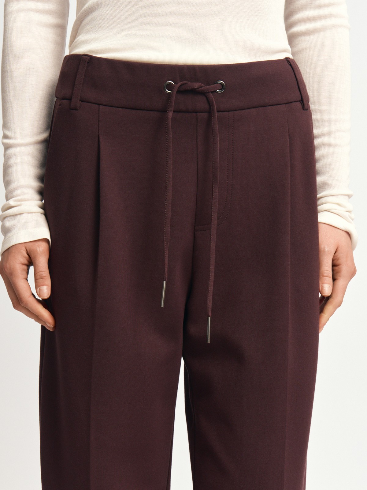 Брюки с поясом на резинке и стрелками