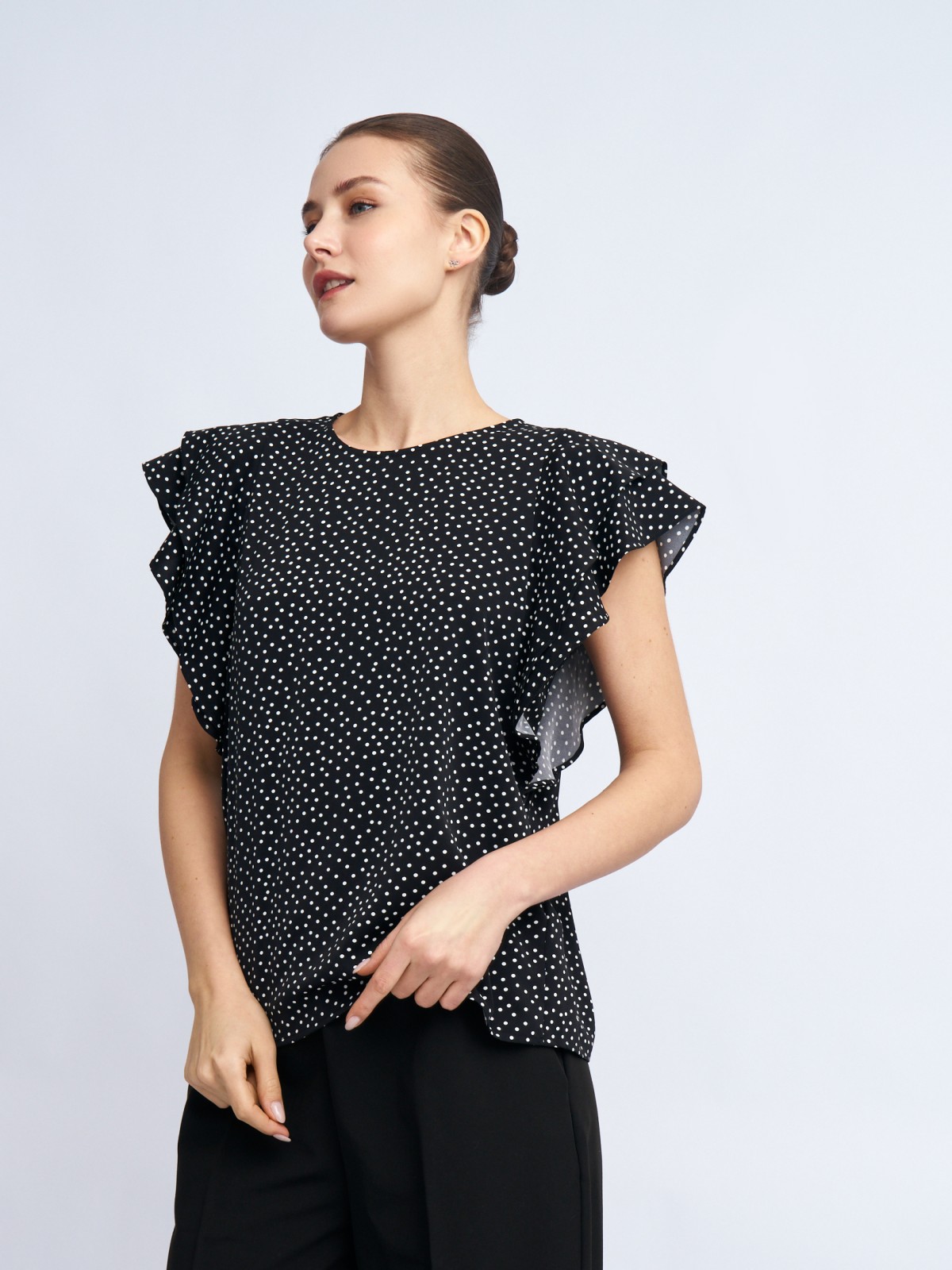 Топ-блузка в горошек с воланами на рукавах