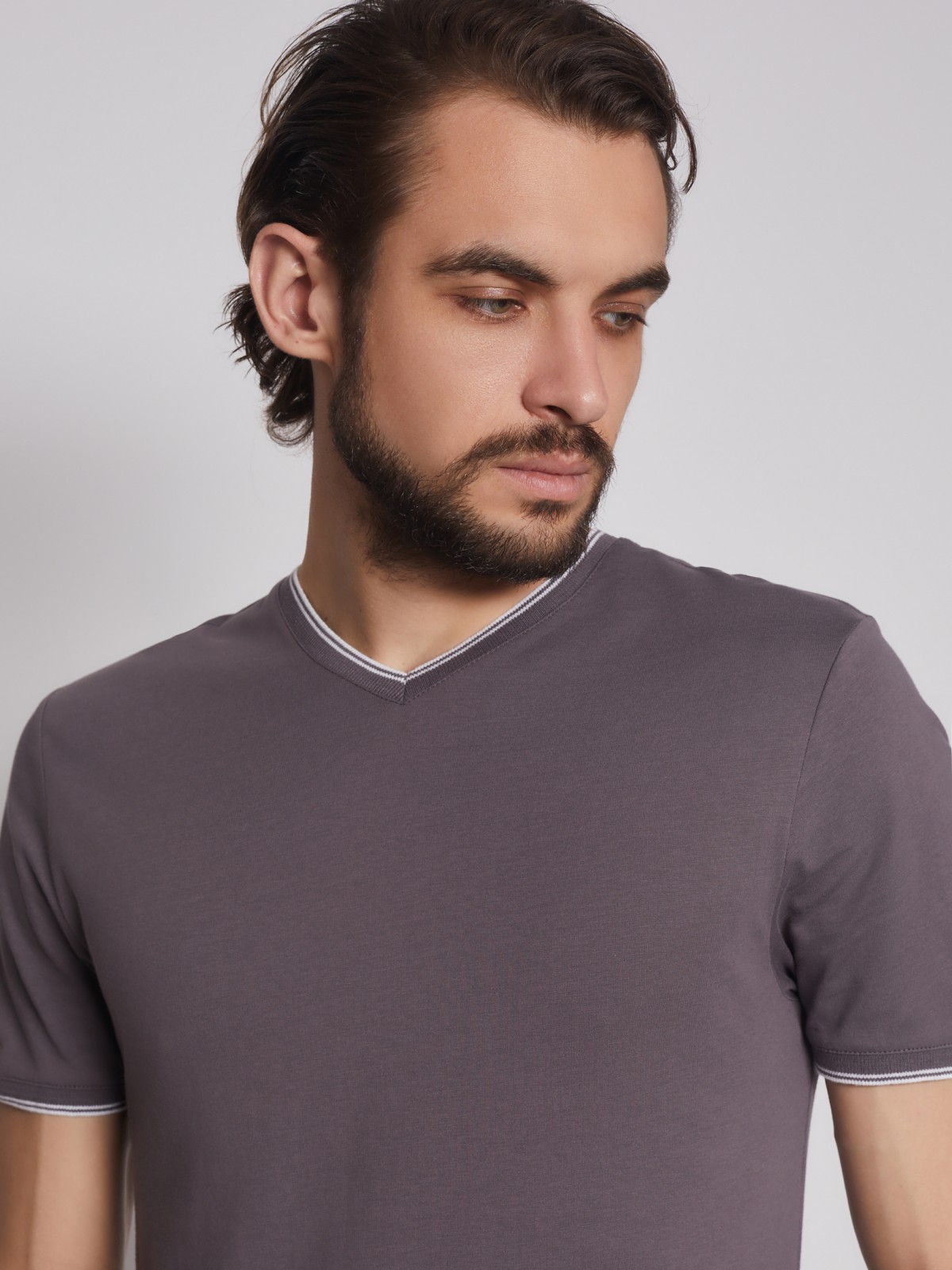 Футболка из хлопка с треугольным вырезом