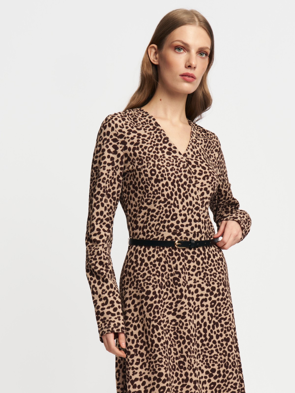 Леопардовое платье миди с ремнём