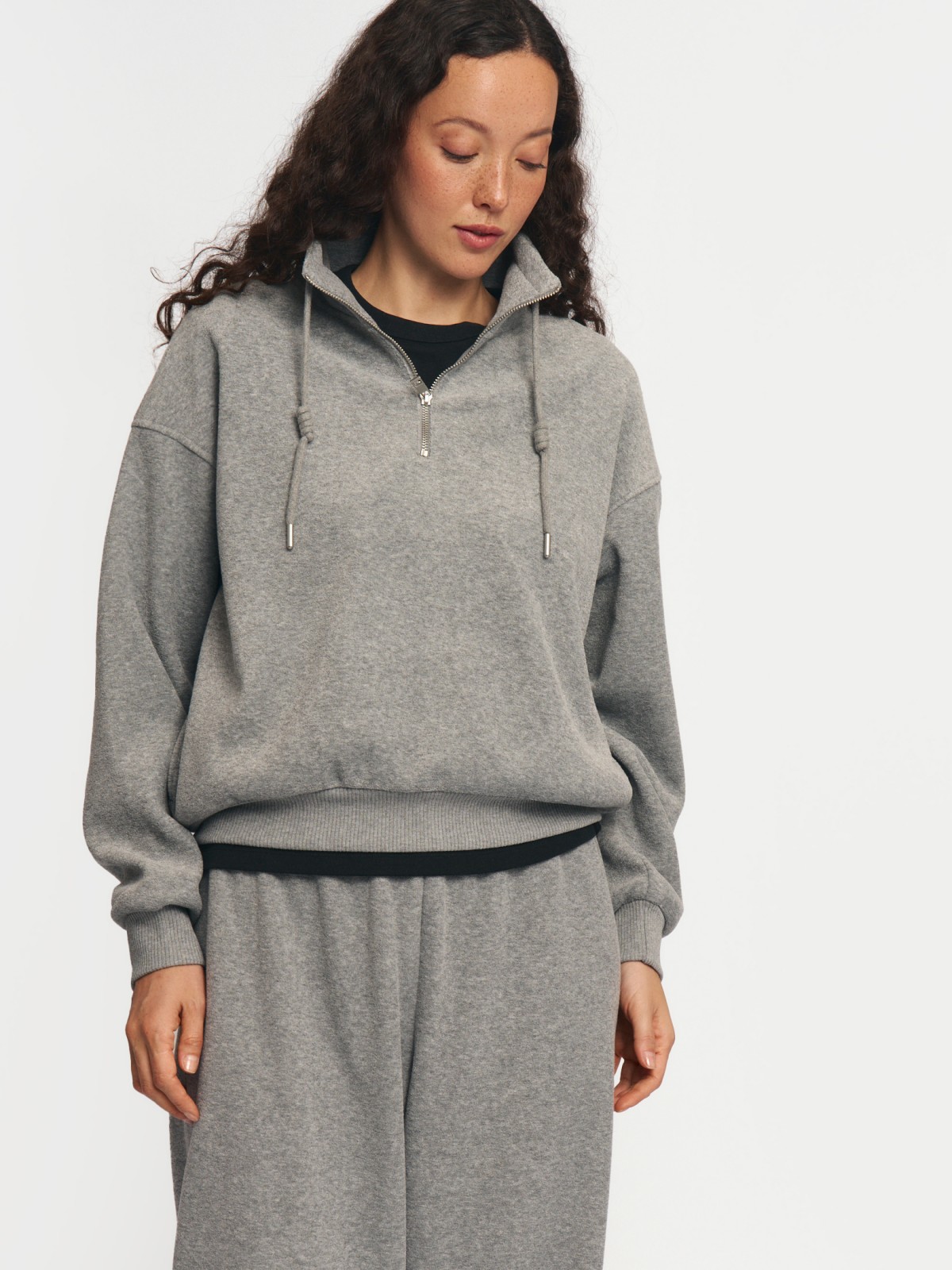 Свитшот с воротником-стойкой на молнии