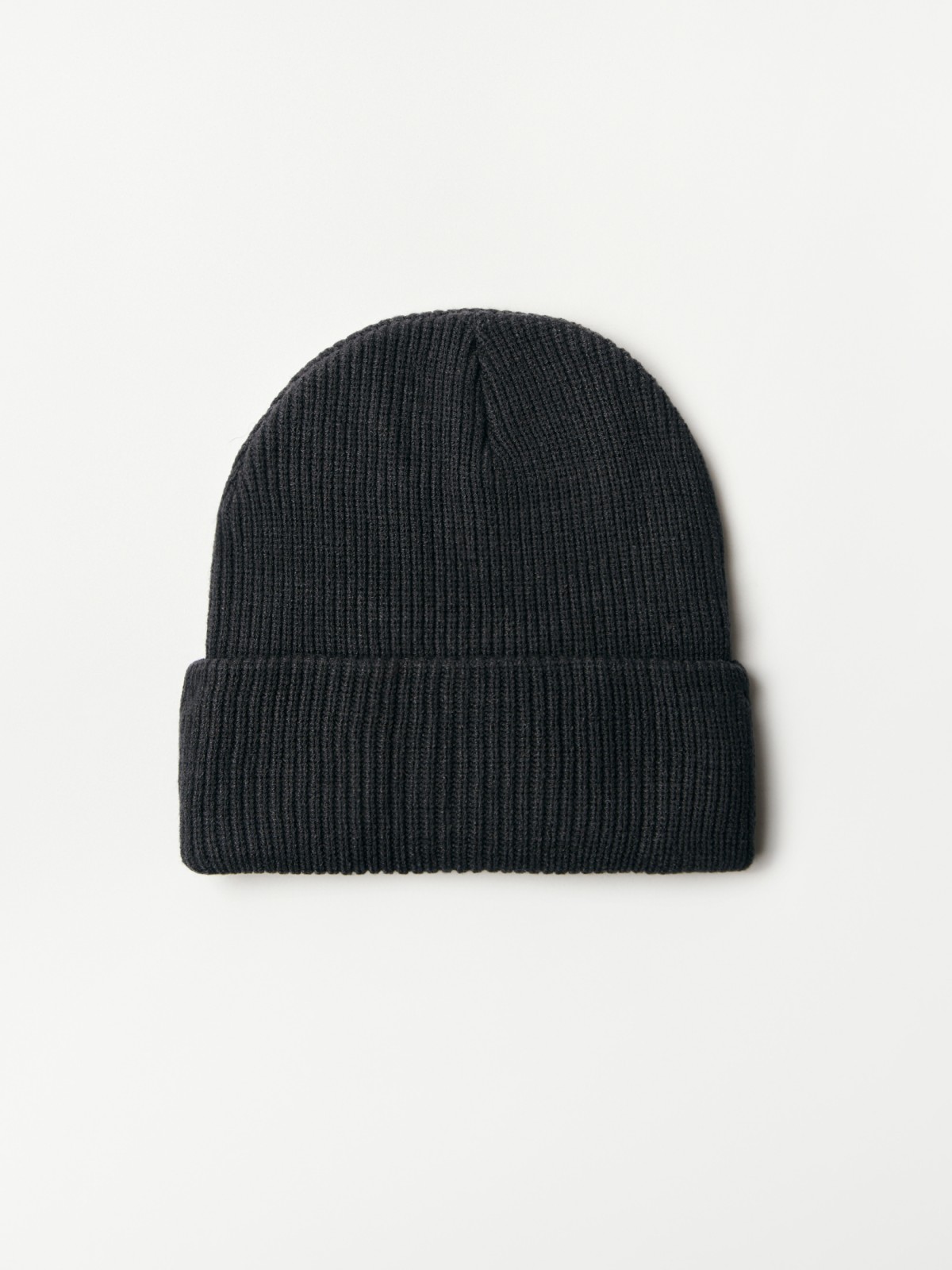 Вязаная шапка-бини с отворотом