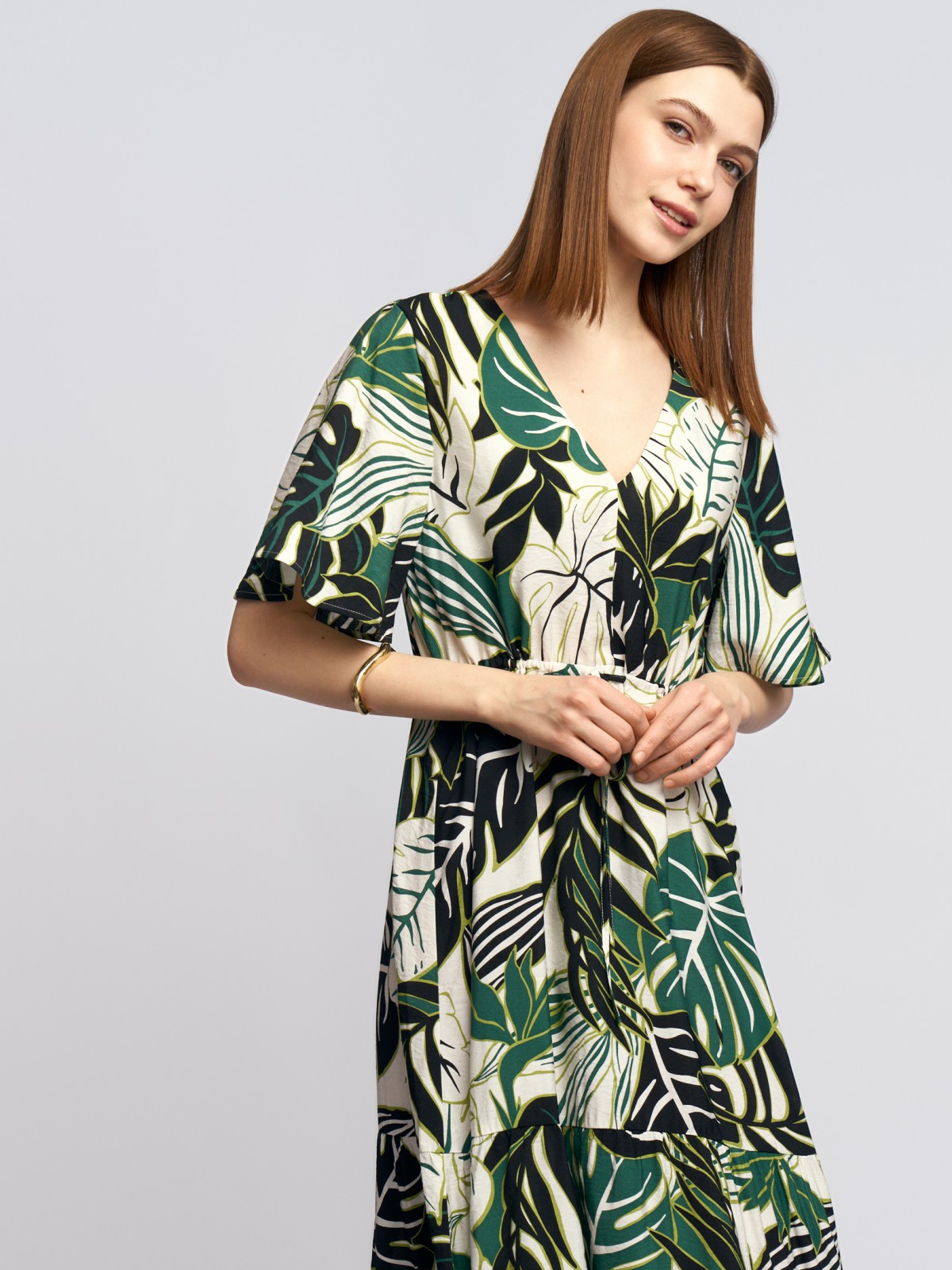 Ярусное платье длины макси с вырезом