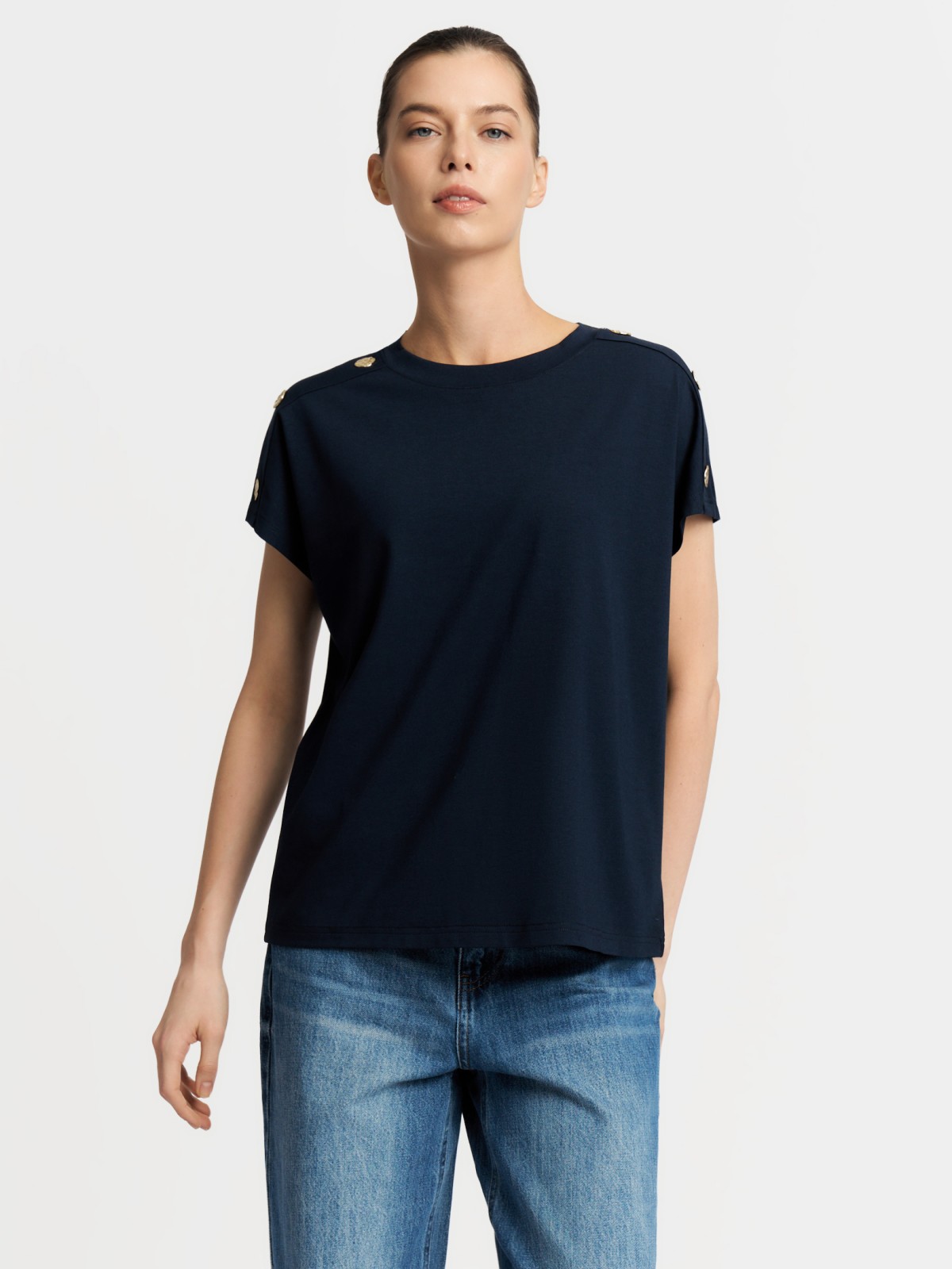 Футболка с металлическим декором