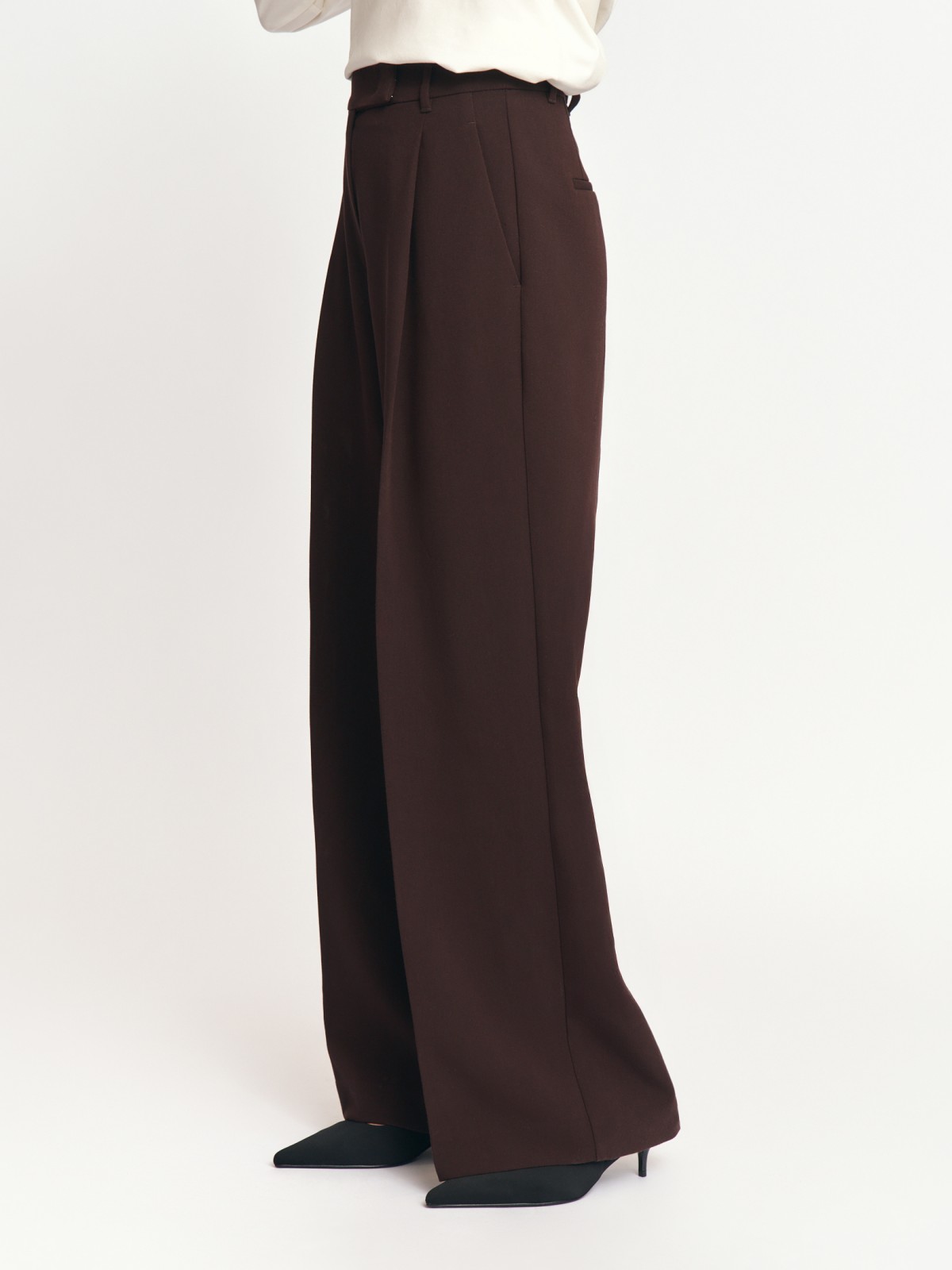 Брюки прямого силуэта с защипами