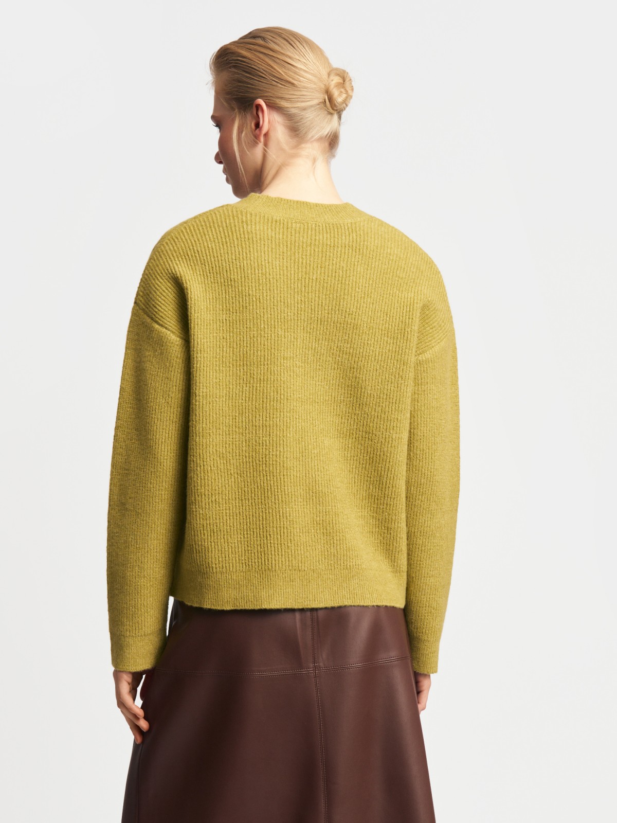 Вязаный пуловер с вырезом