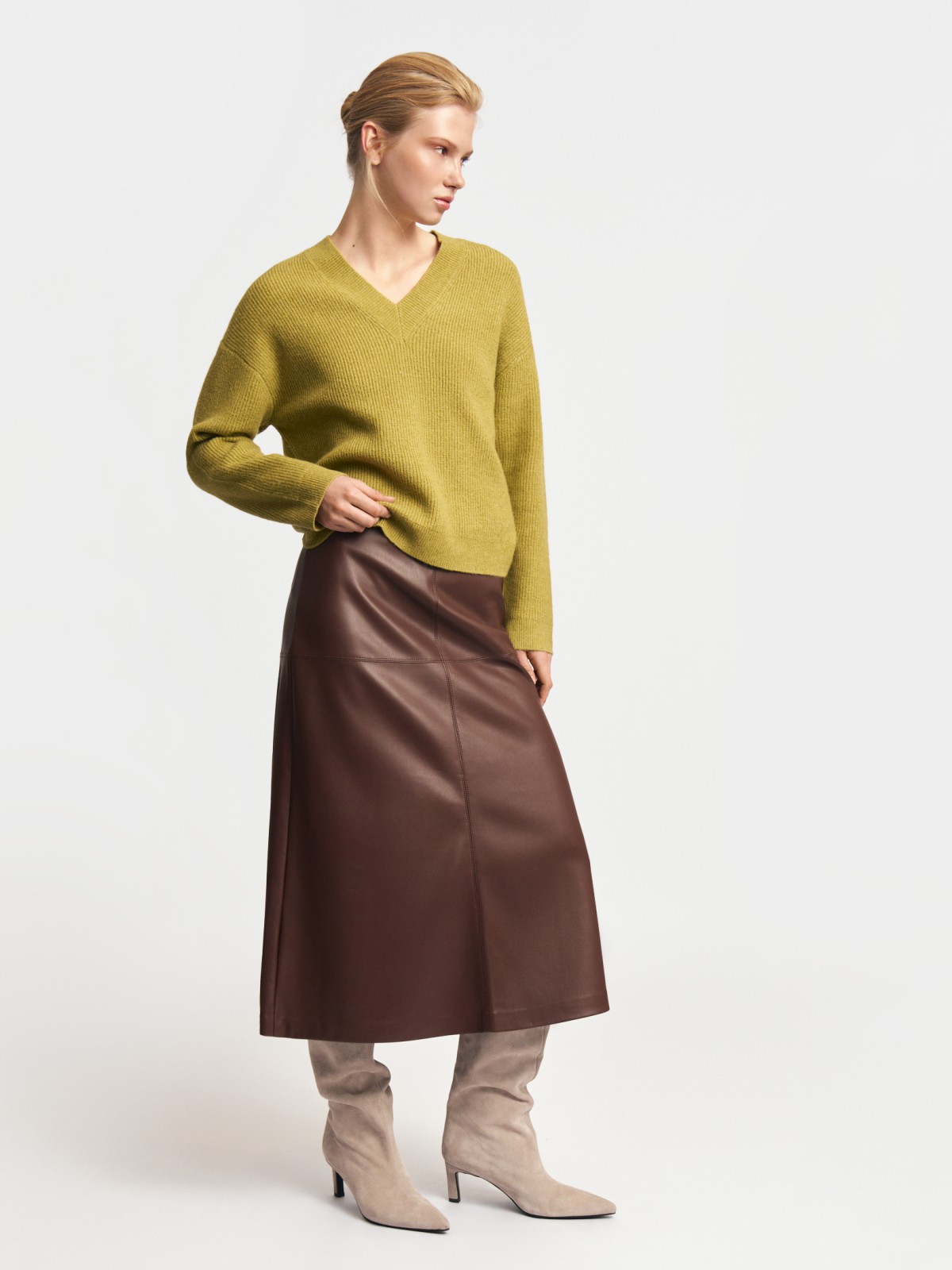 Вязаный пуловер с вырезом