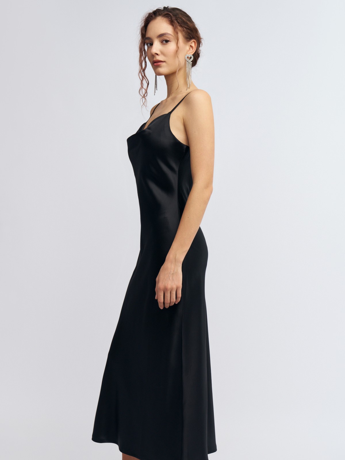 Атласное платье-комбинация миди на бретельках