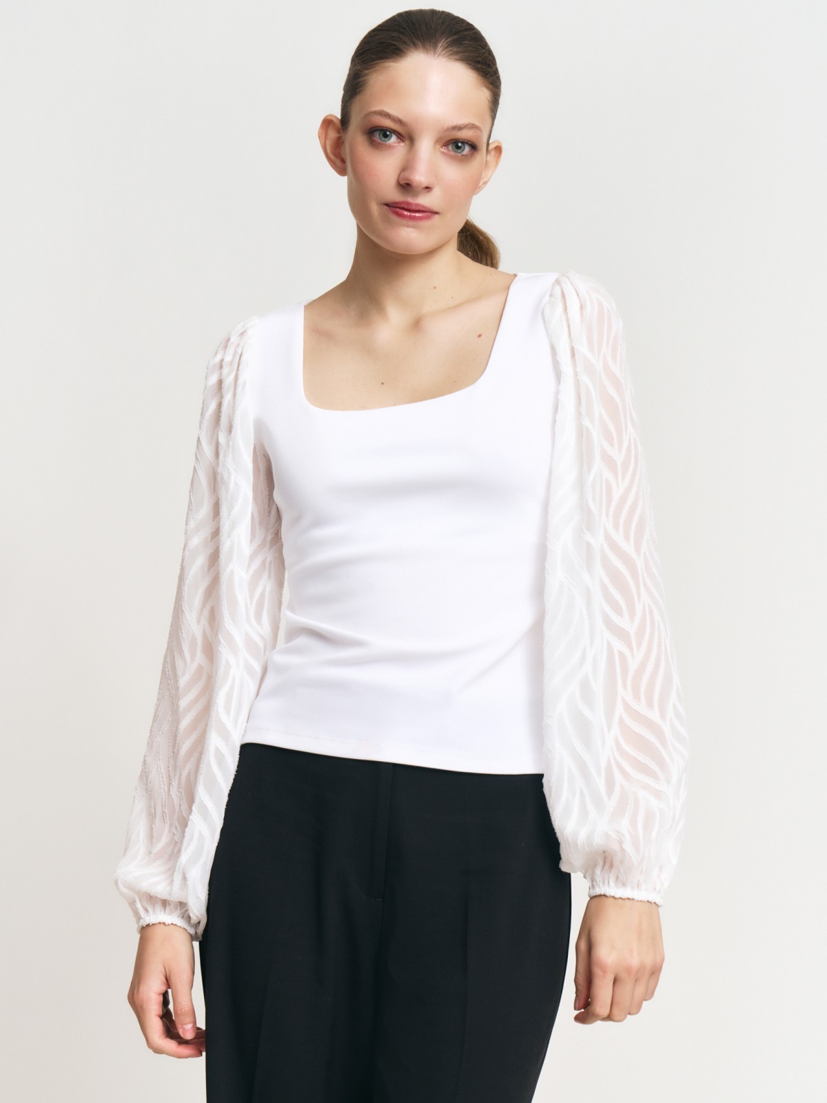 Трикотажный топ-блузка с акцентными рукавами