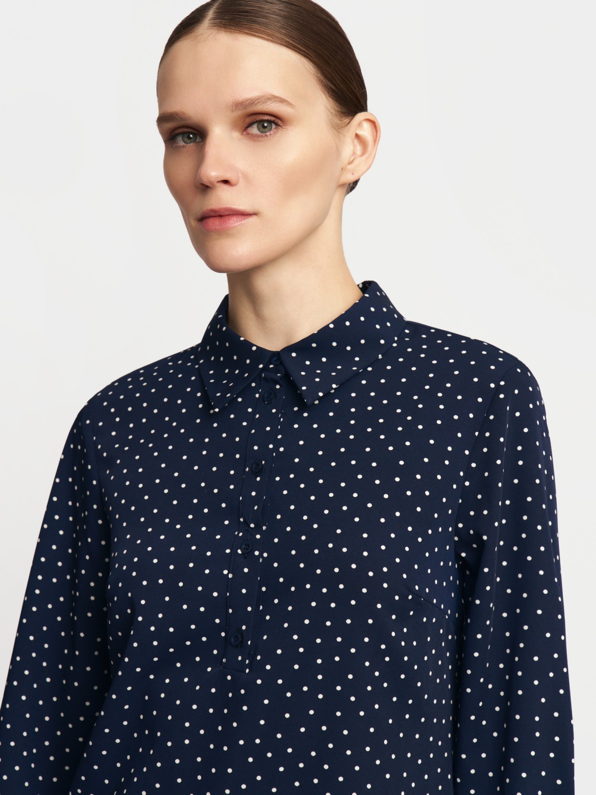 Платье-рубашка мини в горошек