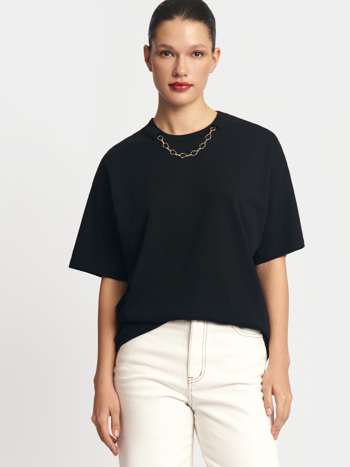 Футболка из хлопка с цепочкой