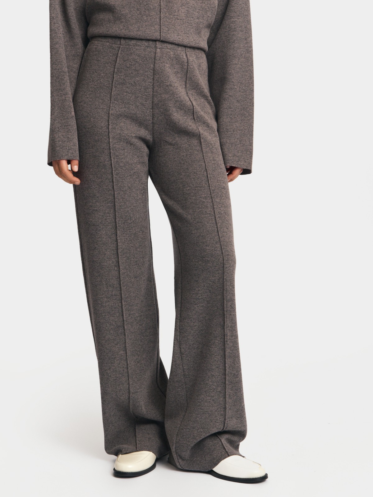 Трикотажные брюки на резинке со стрелками