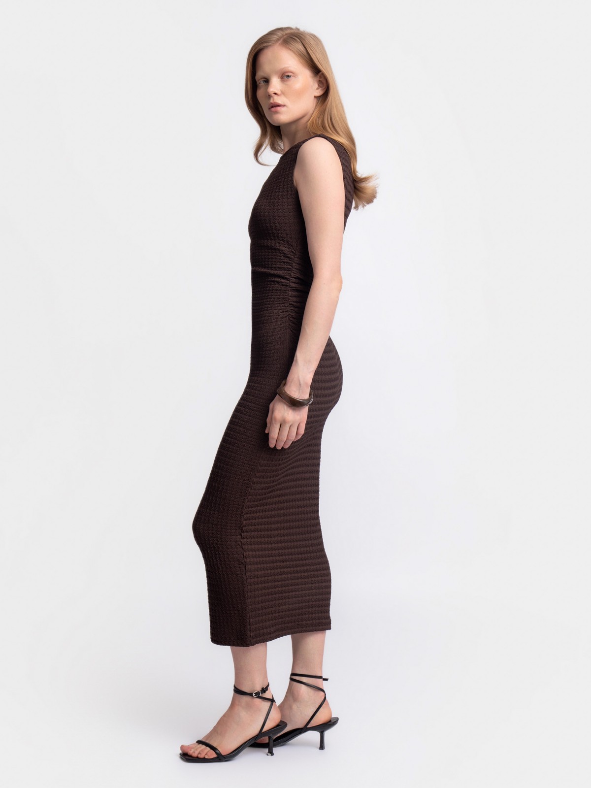 Платье миди без рукавов