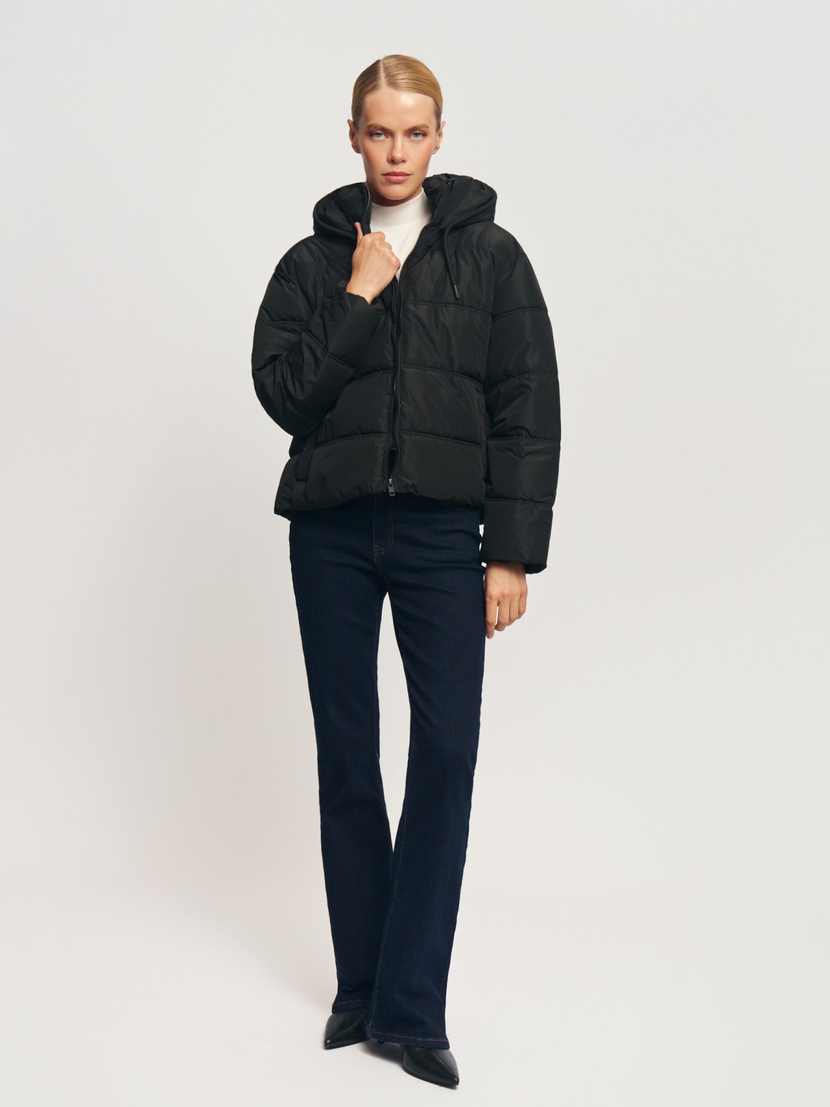 Короткая стёганая куртка с капюшоном 2399₽