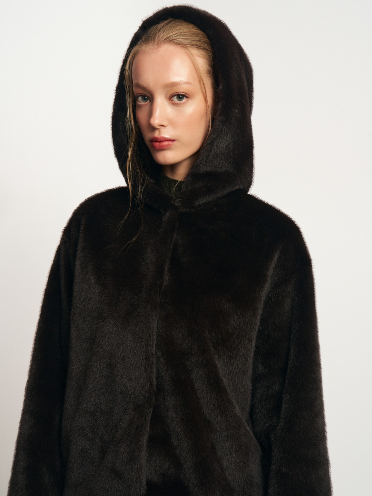 Короткая куртка-шуба из экомеха с капюшоном