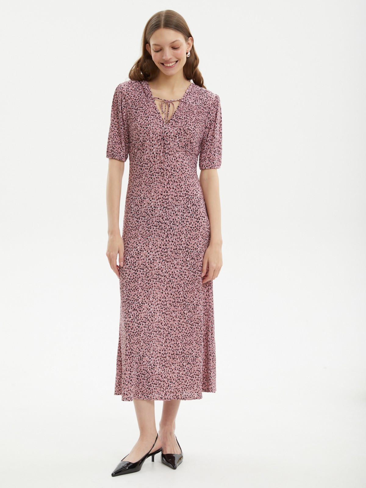 Платье длины миди с вырезом и принтом