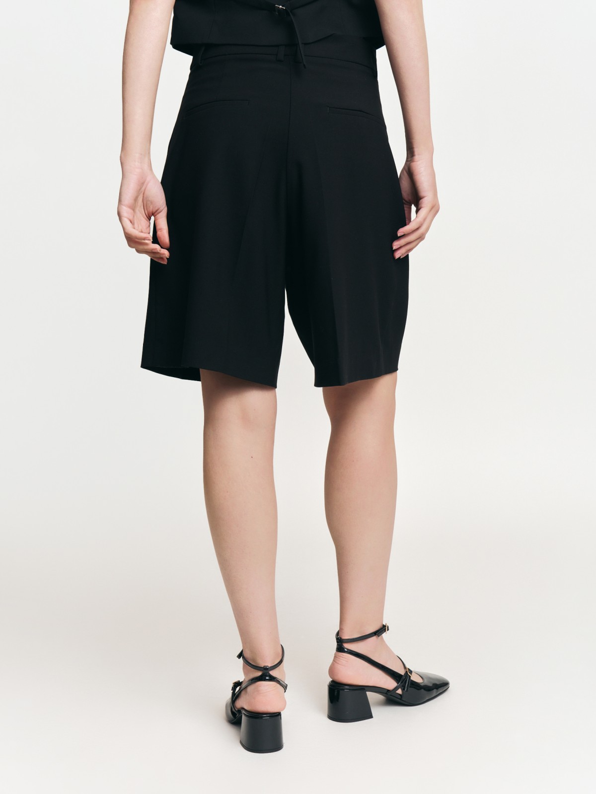 Классические шорты-бермуды со стрелками