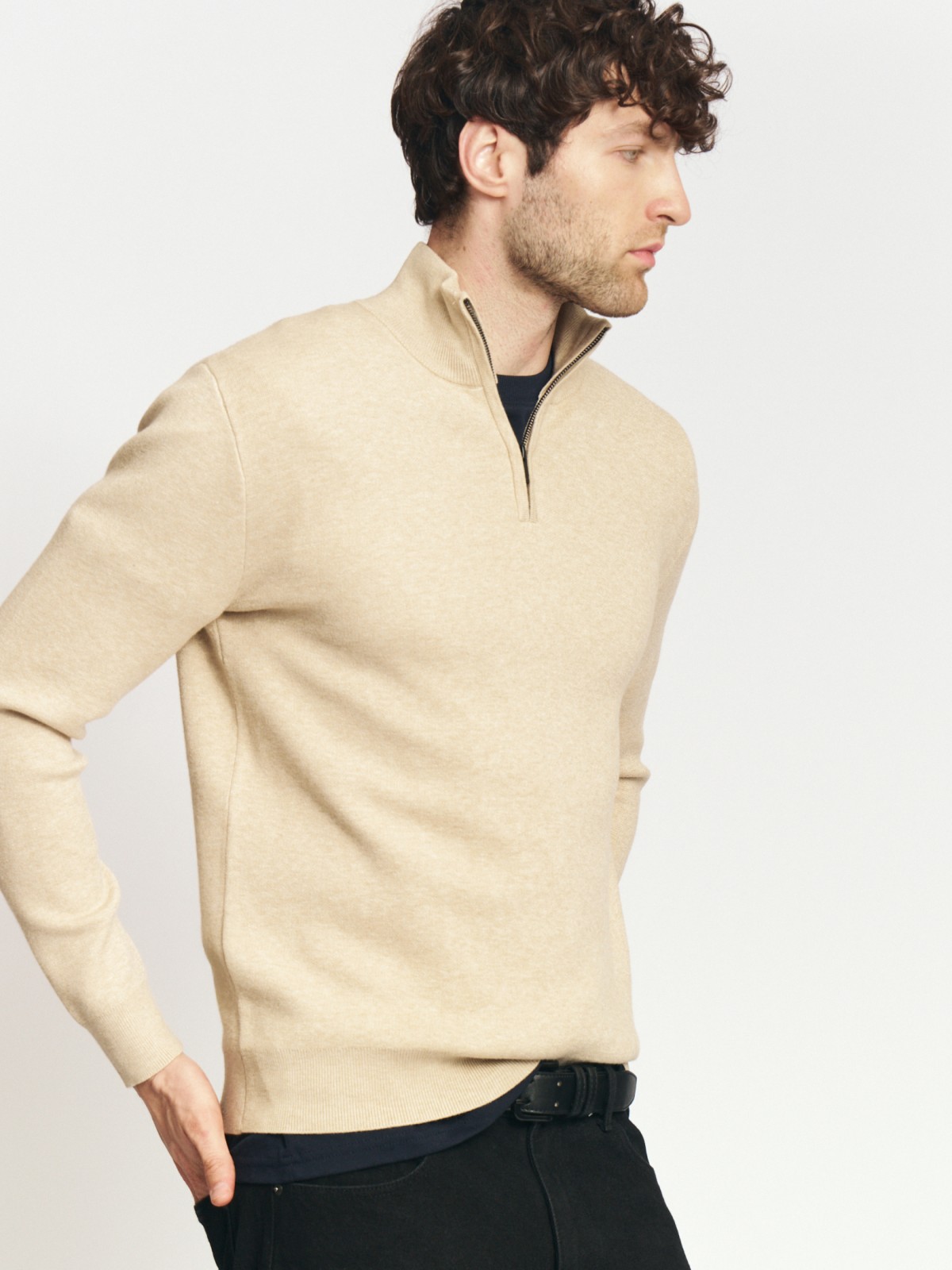 Тонкий трикотажный свитер с горлом на молнии