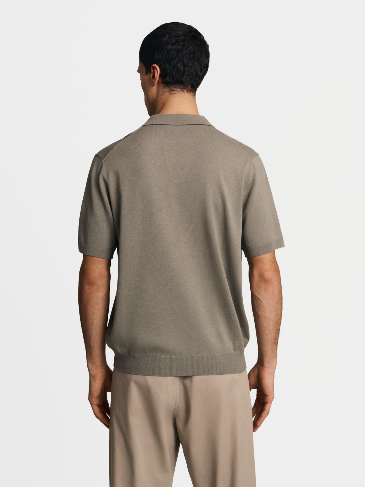 Тонкий трикотажный джемпер с воротником поло