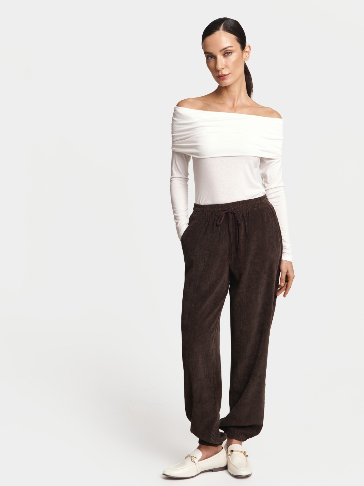 Вельветовые брюки-джоггеры на резинке