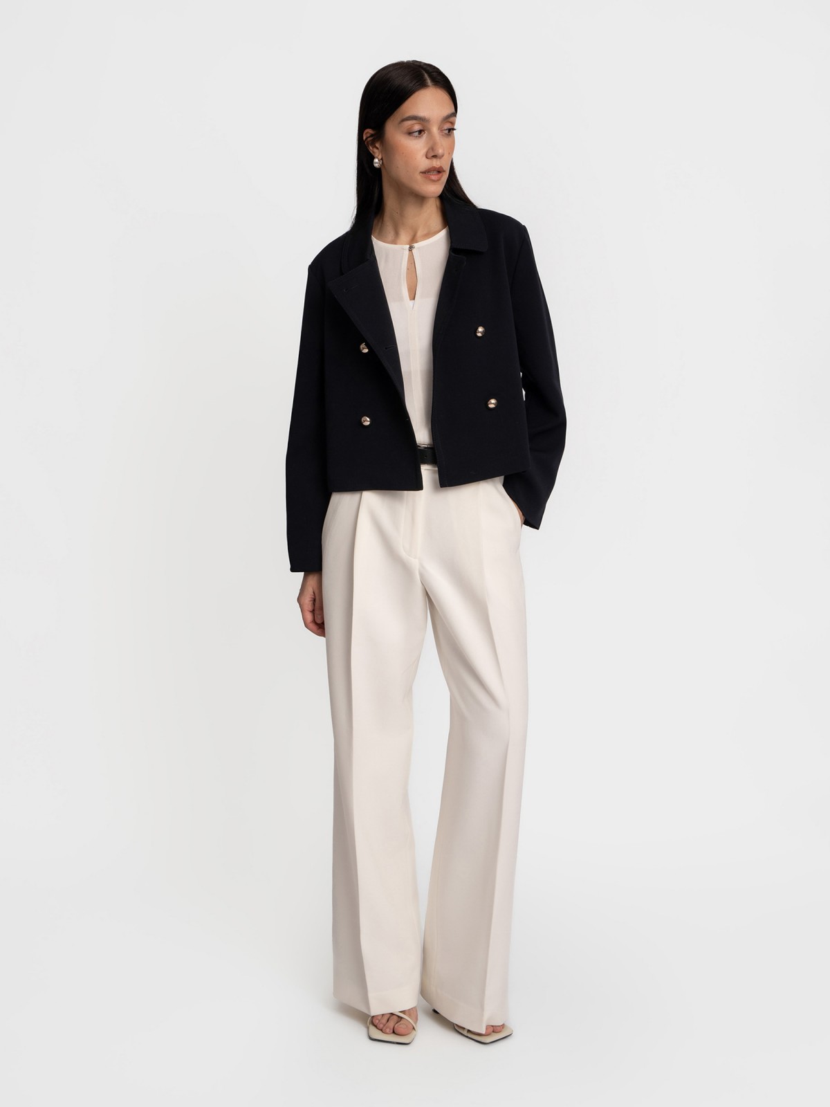 Короткая куртка-жакет на пуговицах