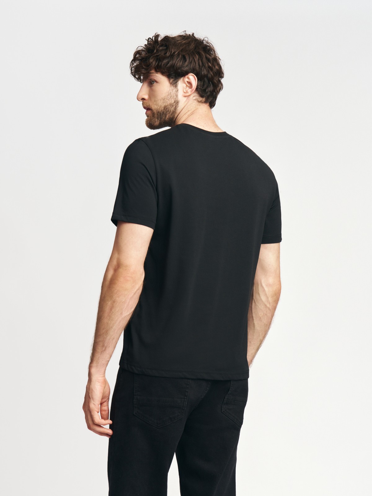 Футболка из хлопка с треугольным вырезом