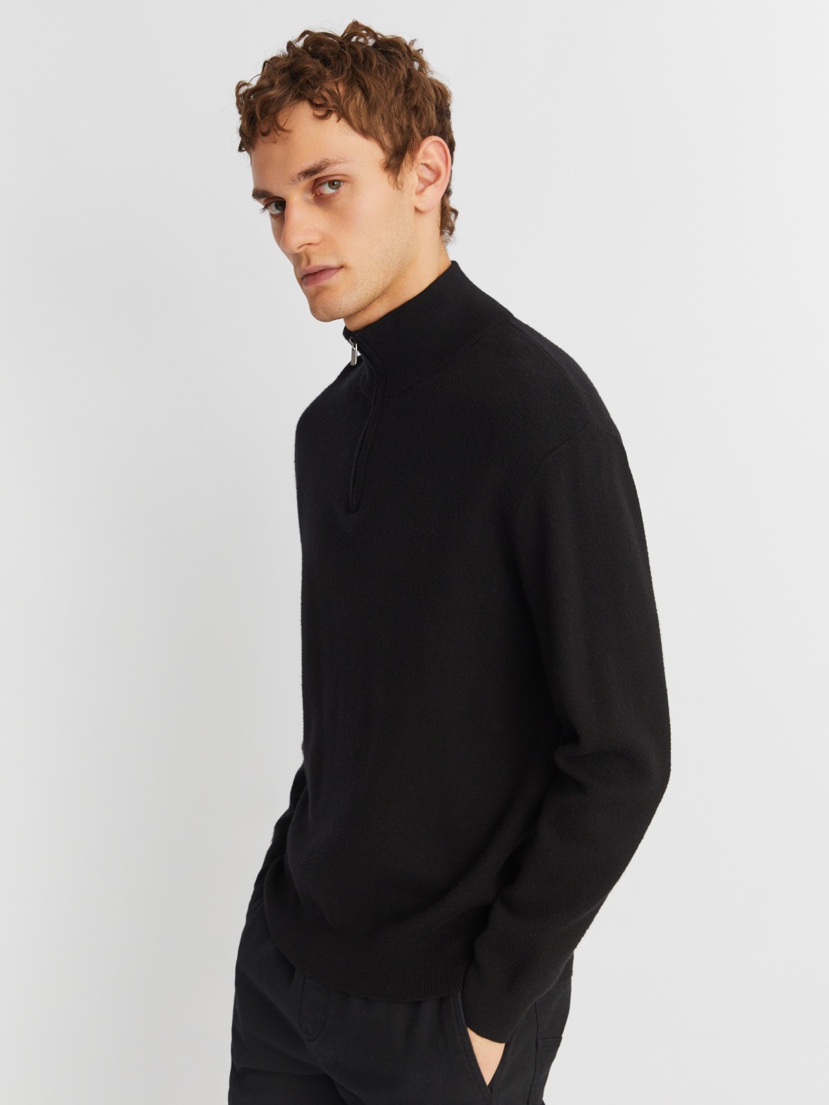 Трикотажный свитер с воротником-стойкой на молнии zolla 213426823021, цвет черный, размер L