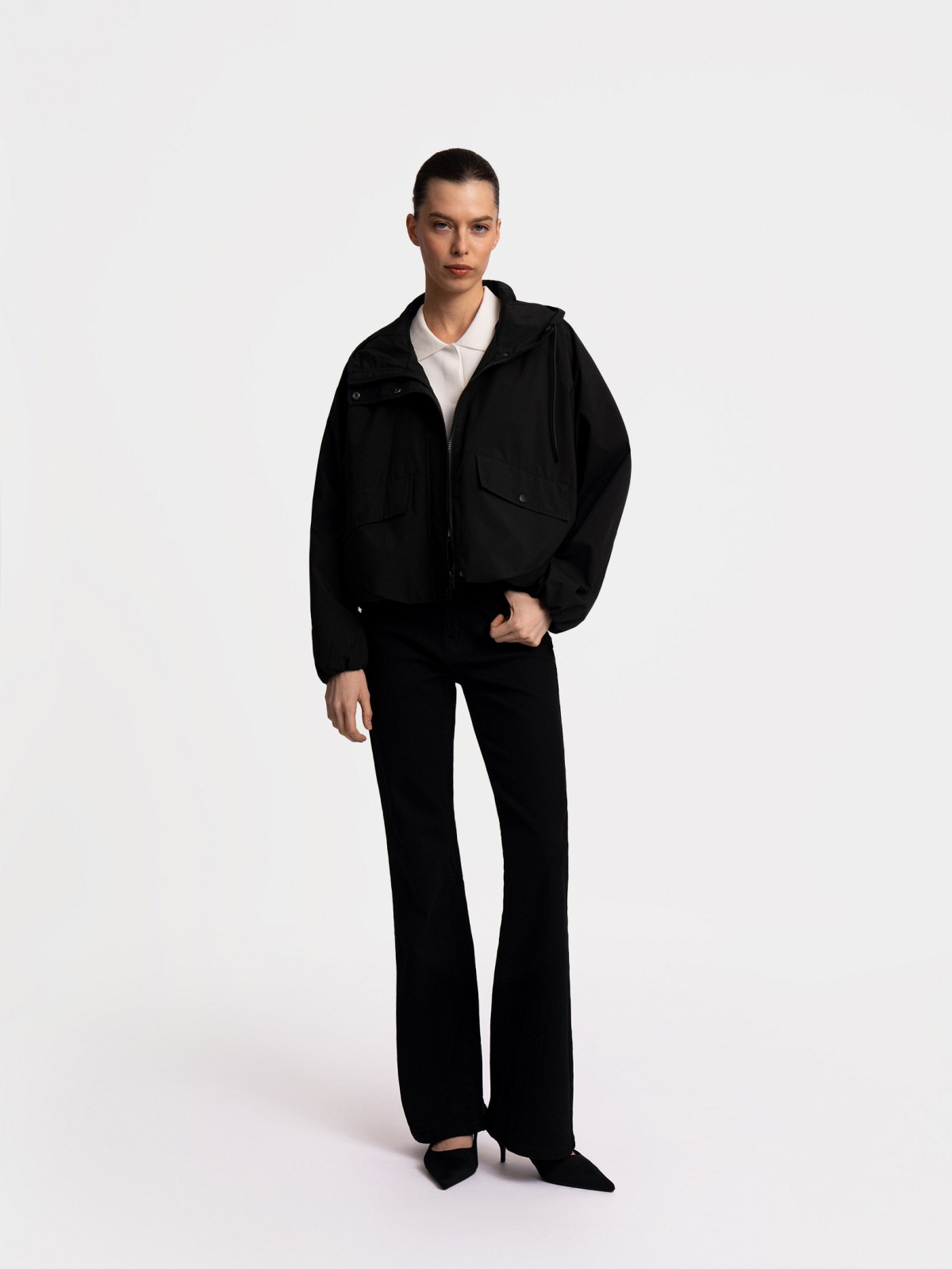 Куртка-ветровка с капюшоном без утеплителя