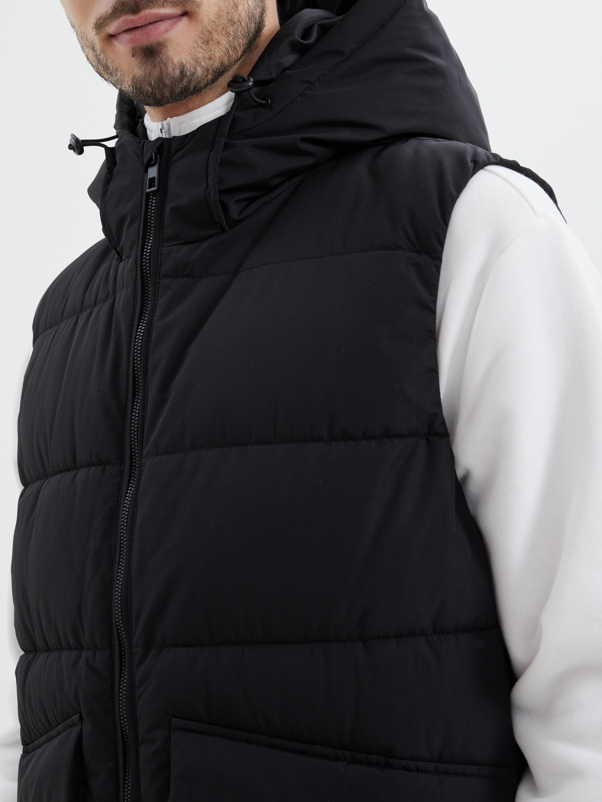 Утеплённый стёганый жилет на молнии с капюшоном