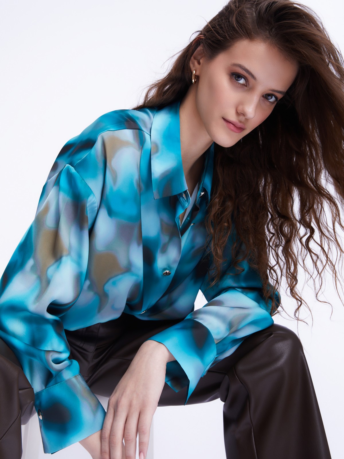 Атласная блузка-рубашка оверсайз силуэта с акцентным принтом zolla 22333117Y041, цвет бирюзовый, размер L - фото 1