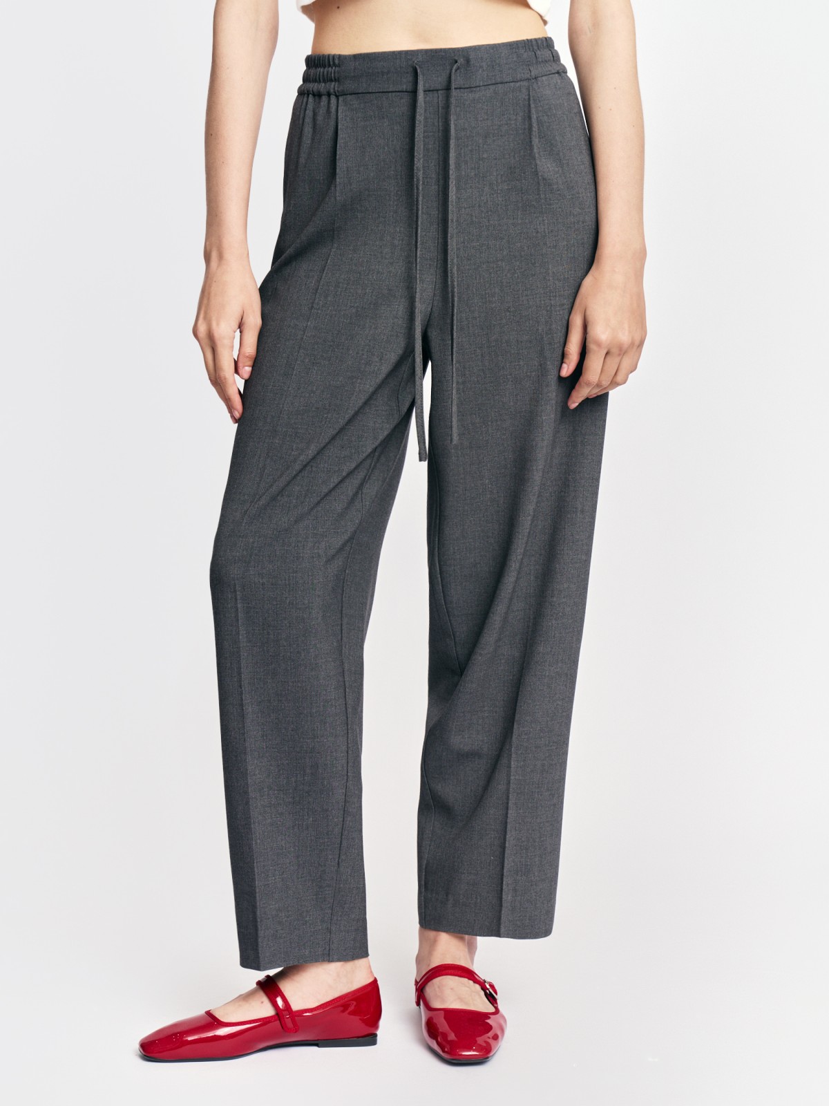 Брюки фасона Carrot на резинке со стрелками