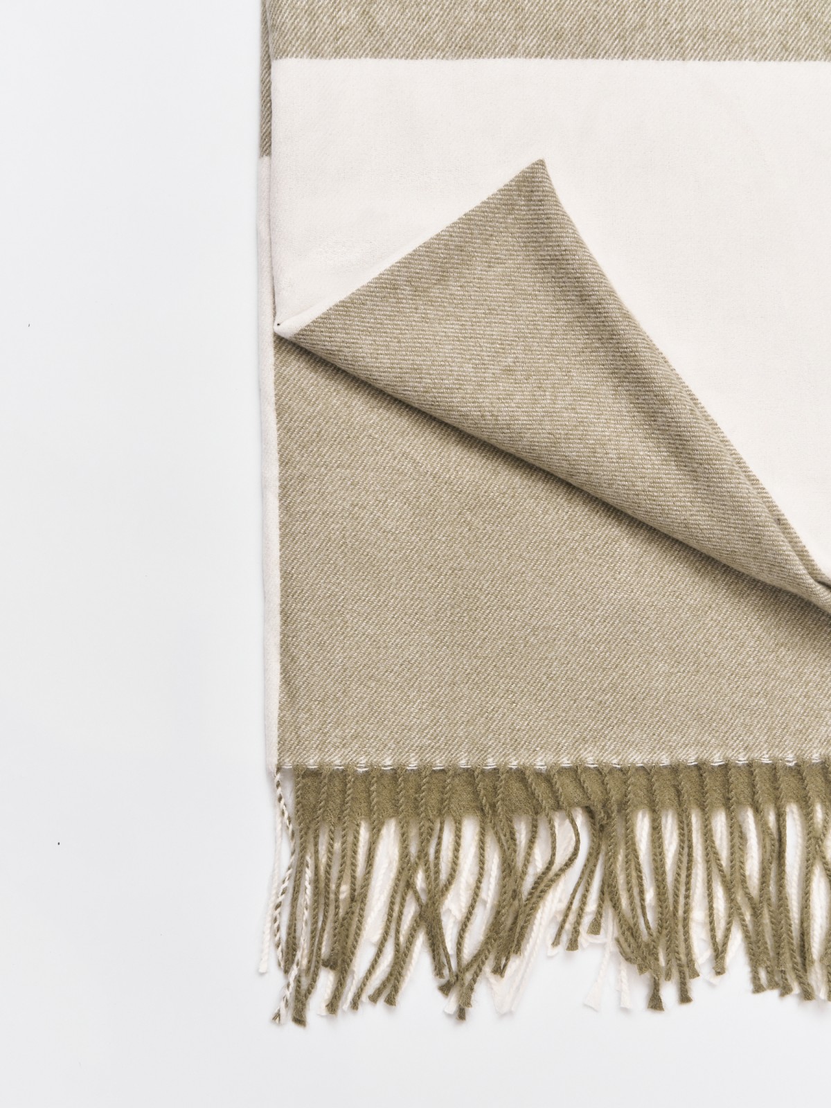 Тканевый шарф в клетку с бахромой