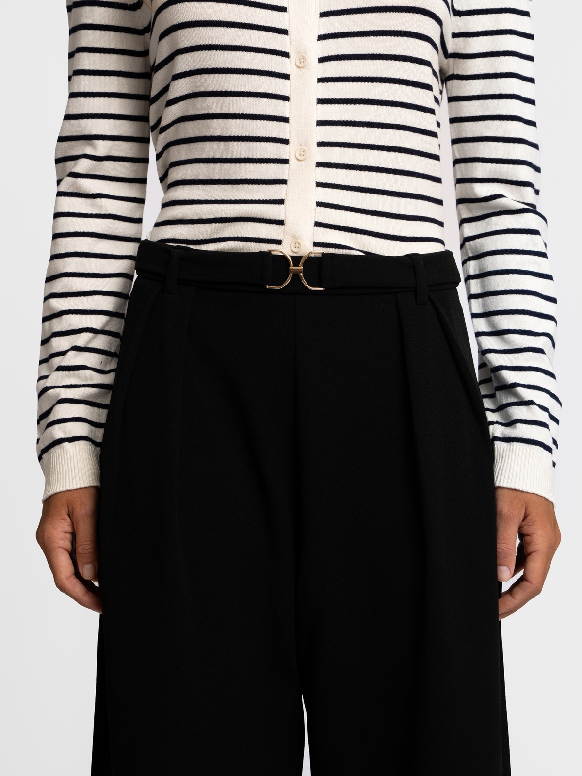 Прямые брюки на резинке с защипами