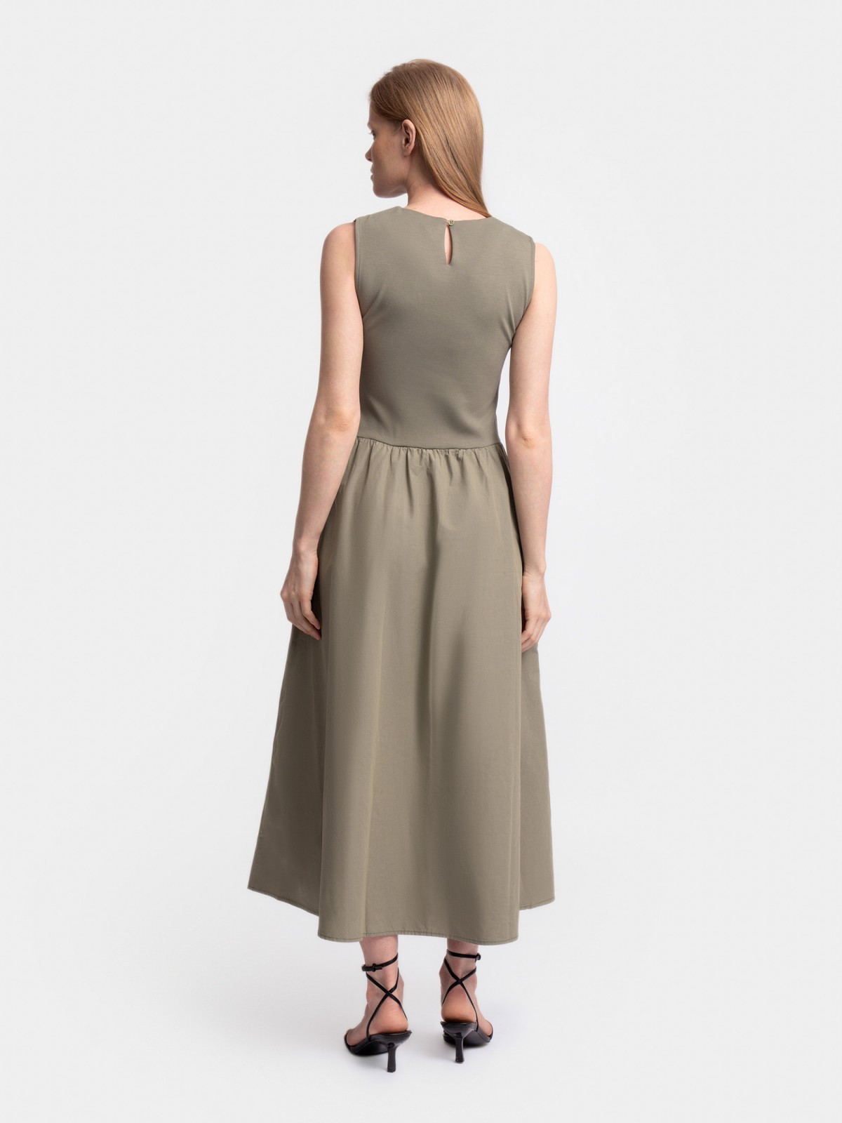 Комбинированное платье миди без рукавов