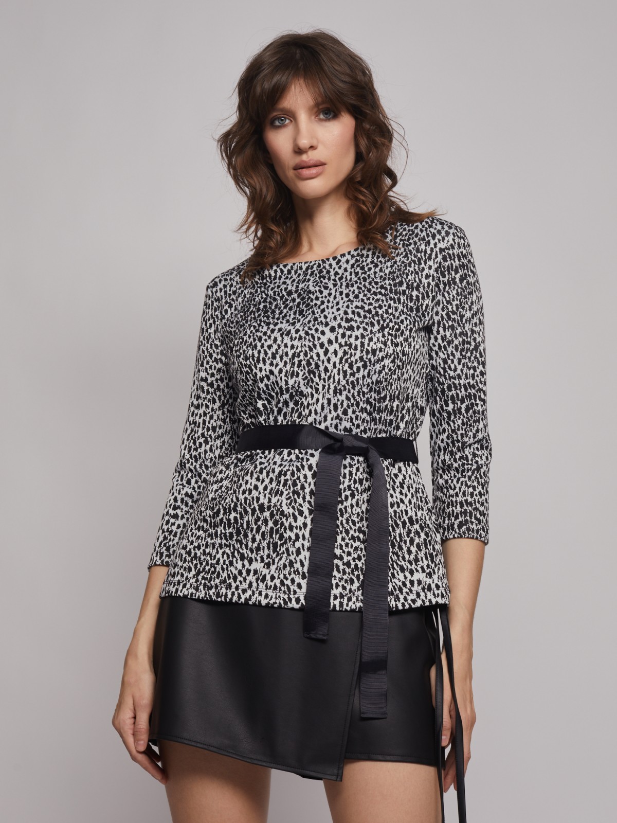 Трикотажная блузка с поясом