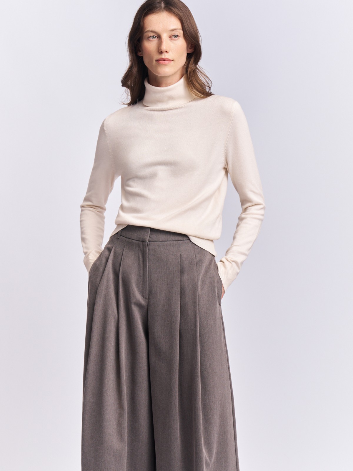 Тонкий свитер-водолазка с горлом