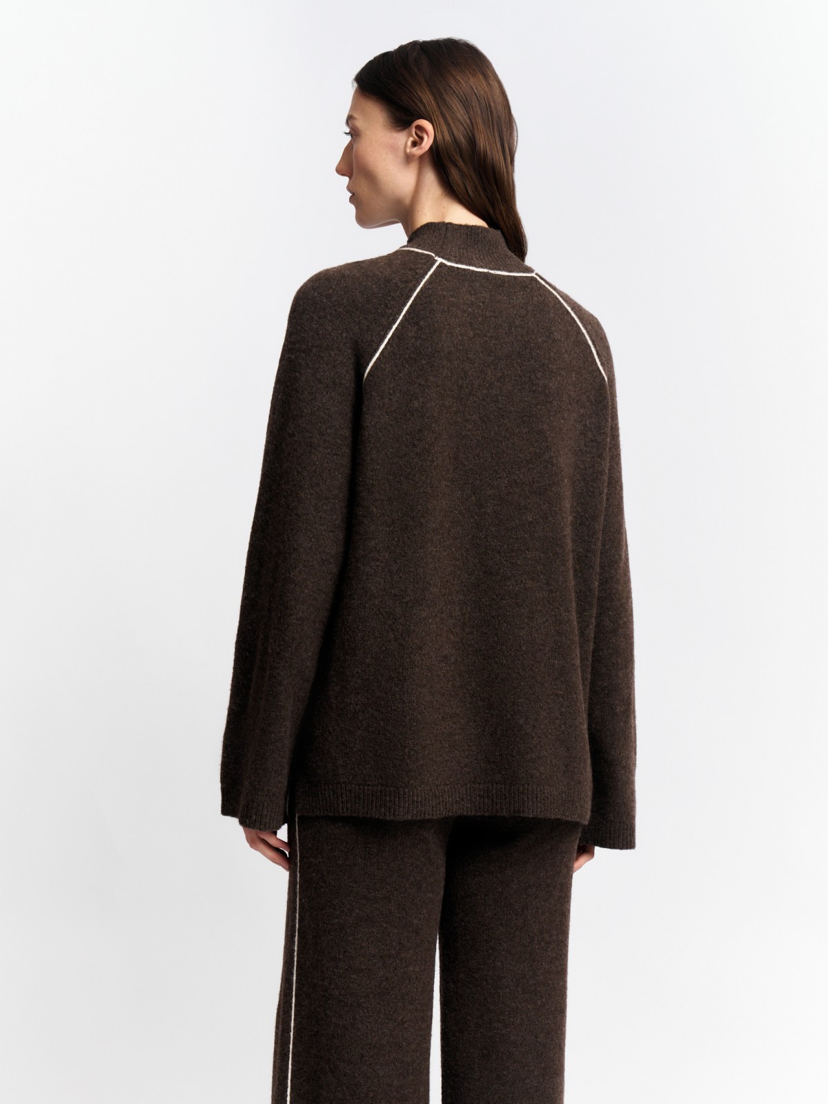 Вязаный свитер с горлом