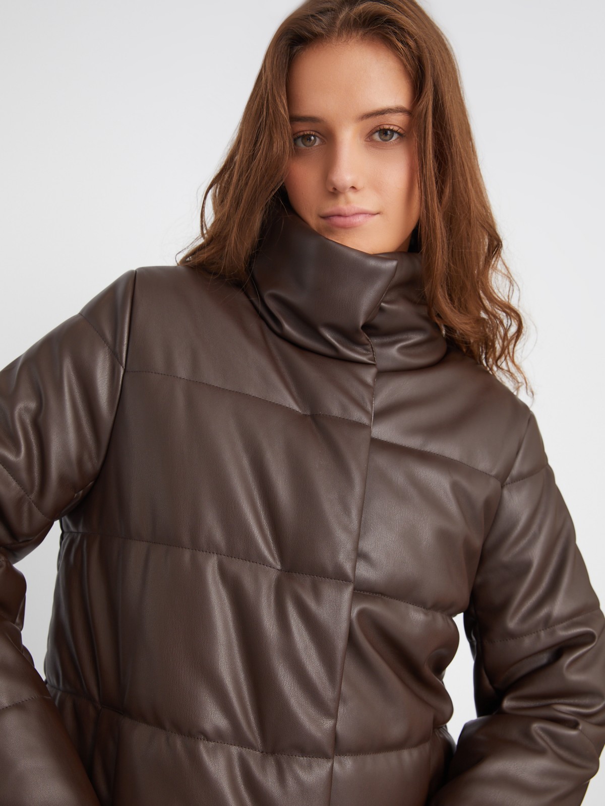 Тёплая стёганая куртка-пальто из экокожи с высоким воротником zolla 023345202054, цвет коричневый, размер XS - фото 4
