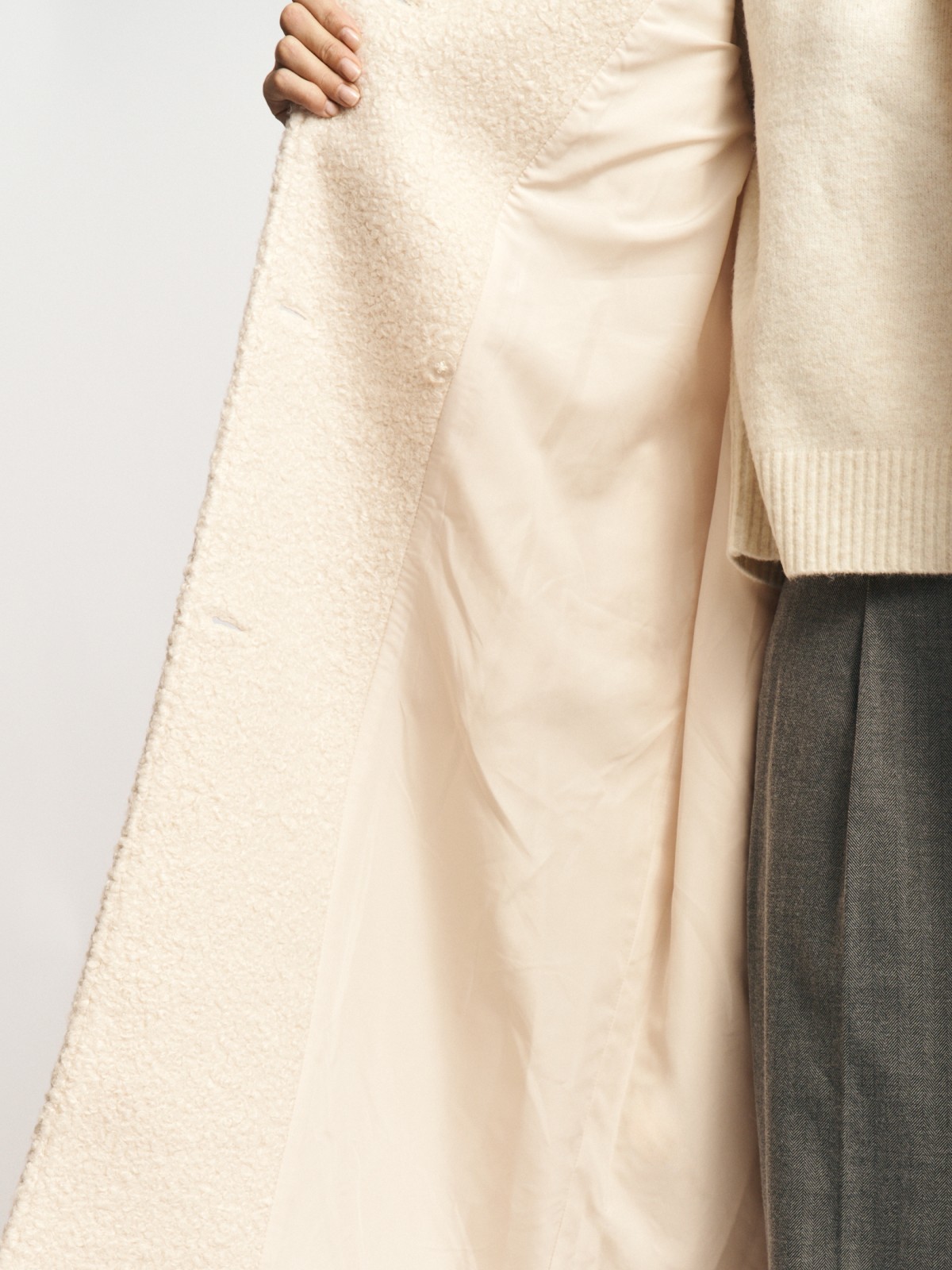 Тёплое пальто букле с горлом и поясом