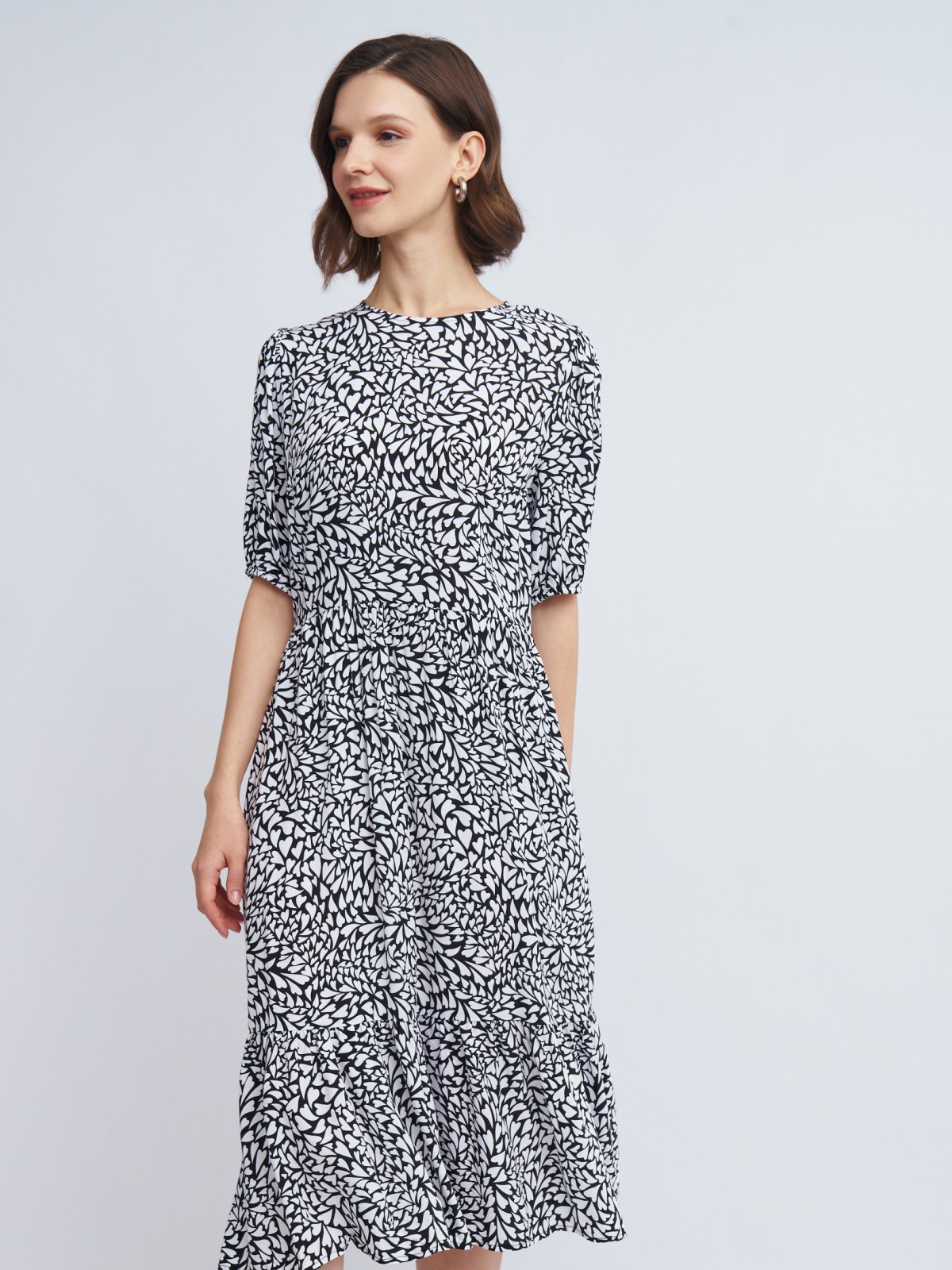 Ярусное платье миди с принтом в сердечко