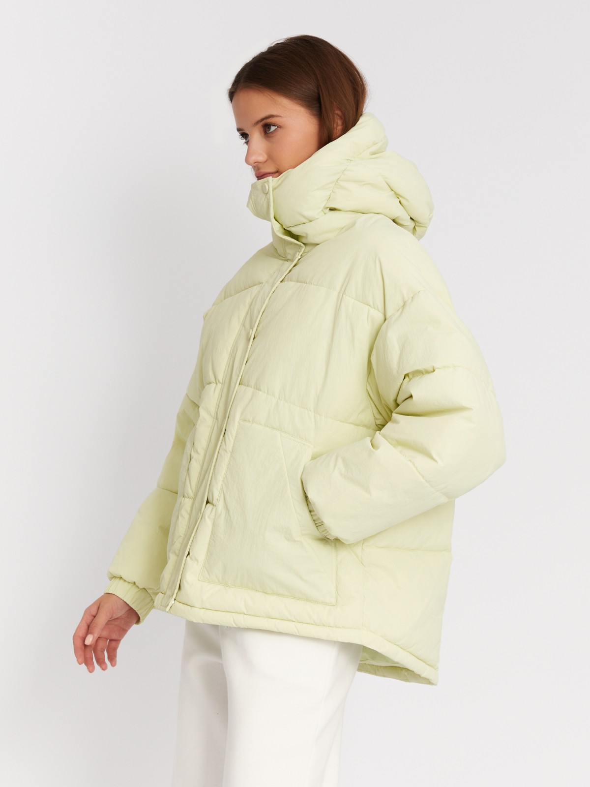 Короткая тёплая дутая куртка оверсайз силуэта с капюшоном zolla 023345102014, цвет лайм, размер XS - фото 3