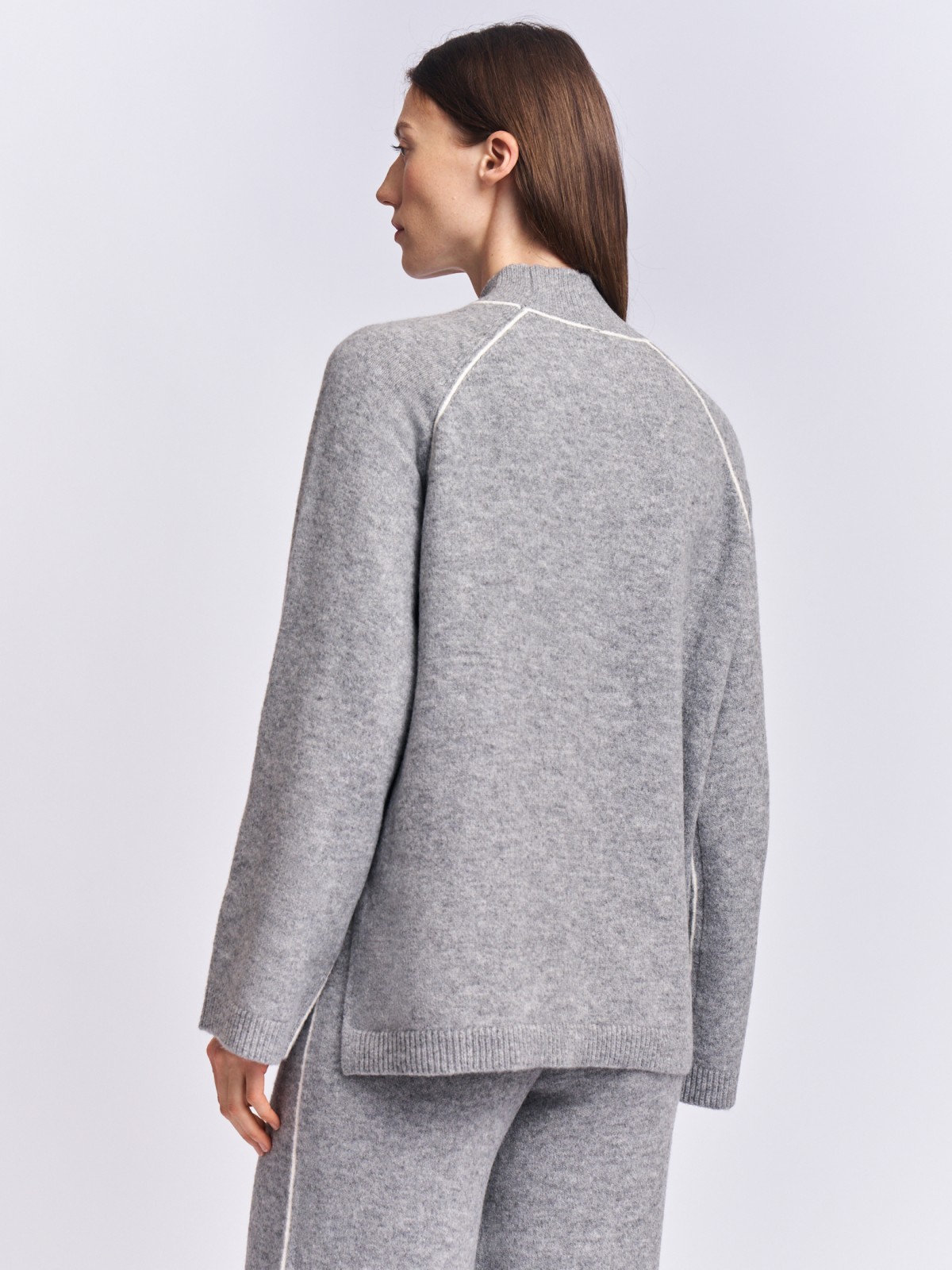 Вязаный свитер с горлом