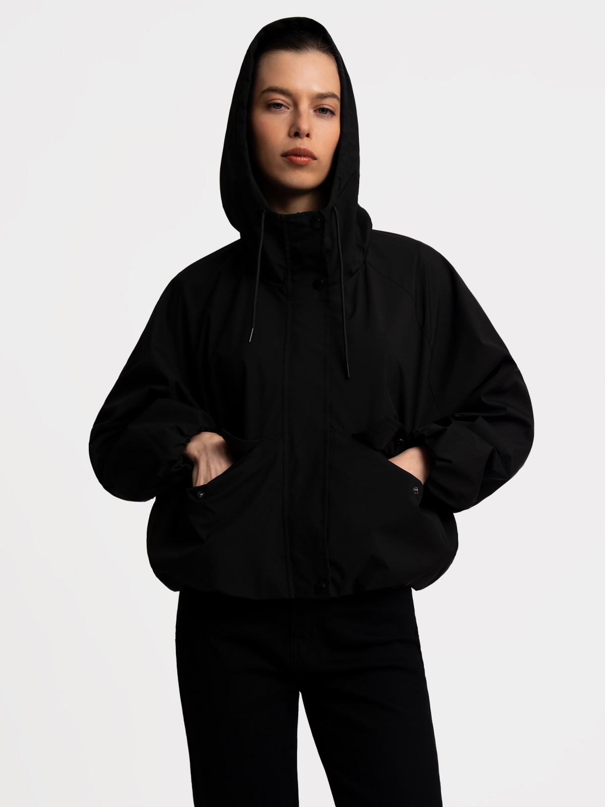 Куртка-ветровка с капюшоном без утеплителя