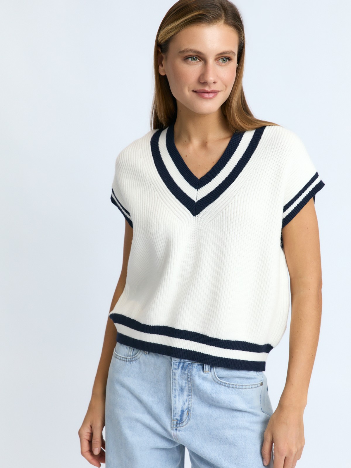 Вязаный жилет без рукавов с контрастным узором