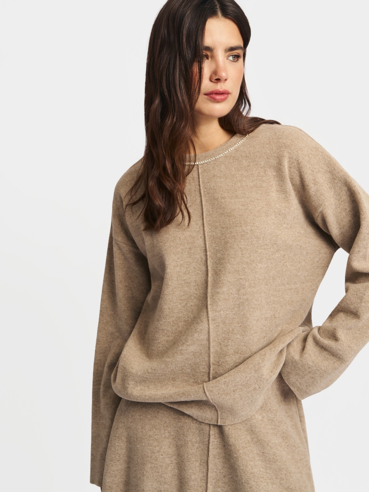 Трикотажный джемпер с декором у выреза