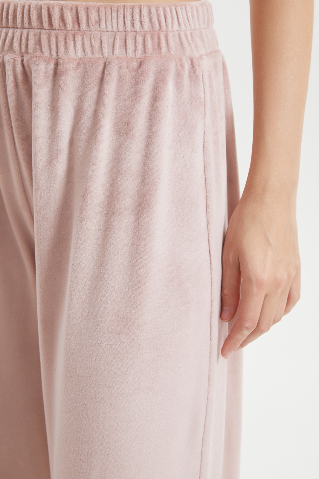 Штаны на резинке из велюра