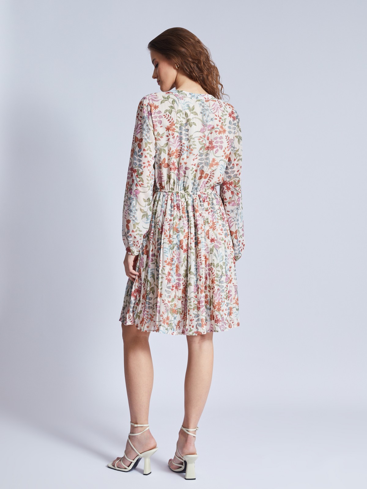 Шифоновое платье с плиссировкой на подоле, люрексом и цветочным принтом